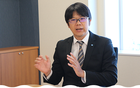 Senior Researcher Shirako in a conference room at the Institute of Environmental Ecology