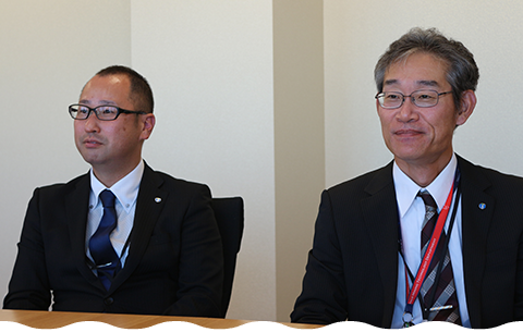 From left to right: Senior Researcher Yokooka and General Manager Sugishima in a conference room at the Institute of Environmental Ecology