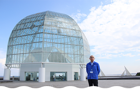 Director Nishikiori at the entrance to the main building at Tokyo Sea Life Park