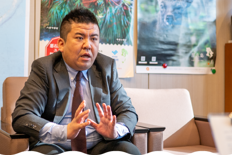 Section Chief Saeki explaining the appeal of islands