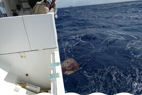 〈Fisheries research activities in the waters near Okinotorishima〉