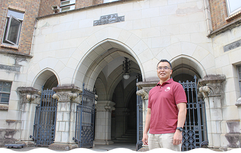 東京大学工学部第一号館入口にて