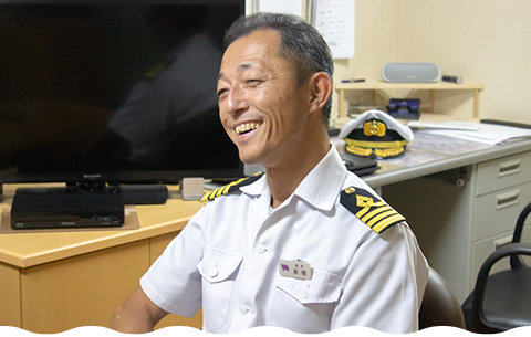 「おがさわら丸」船長室内にて
