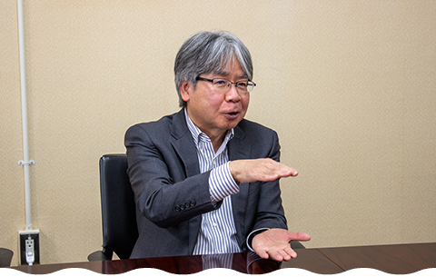 研究内容について説明する加藤所長